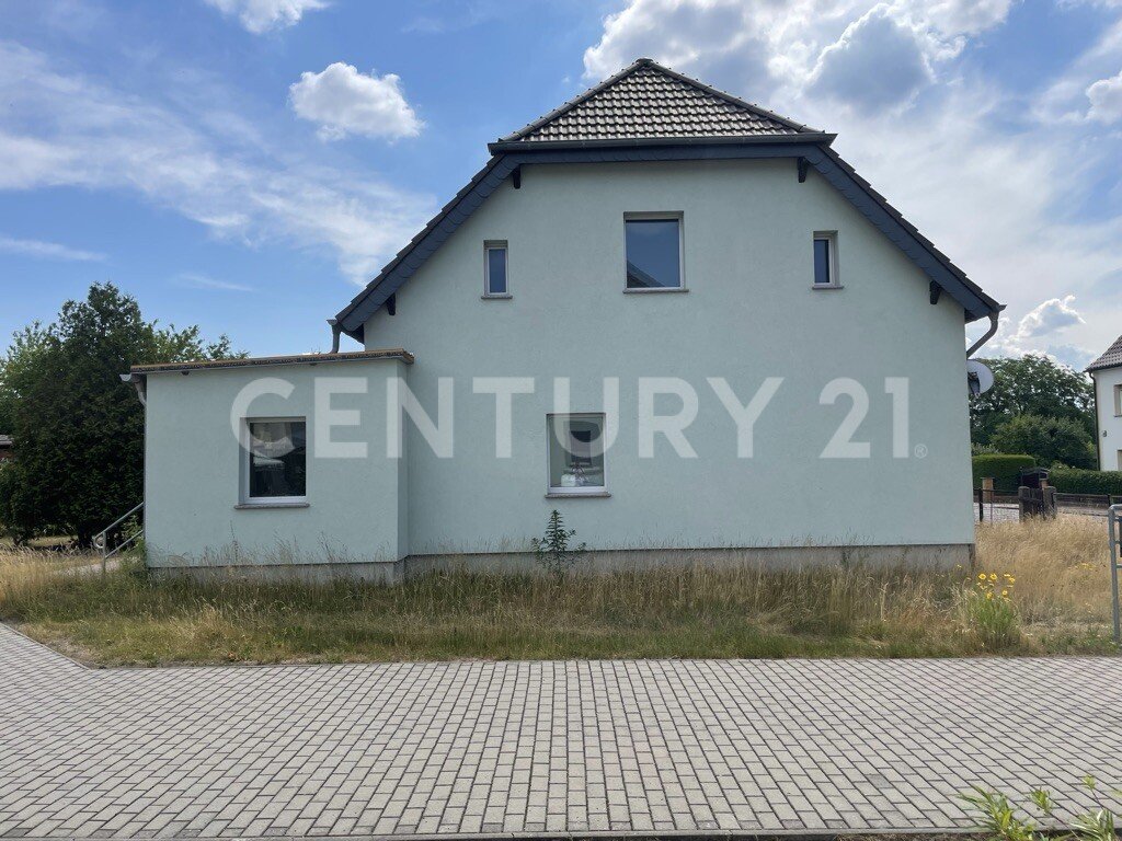 Vier Reihenhäuser stehen zum Verkauf