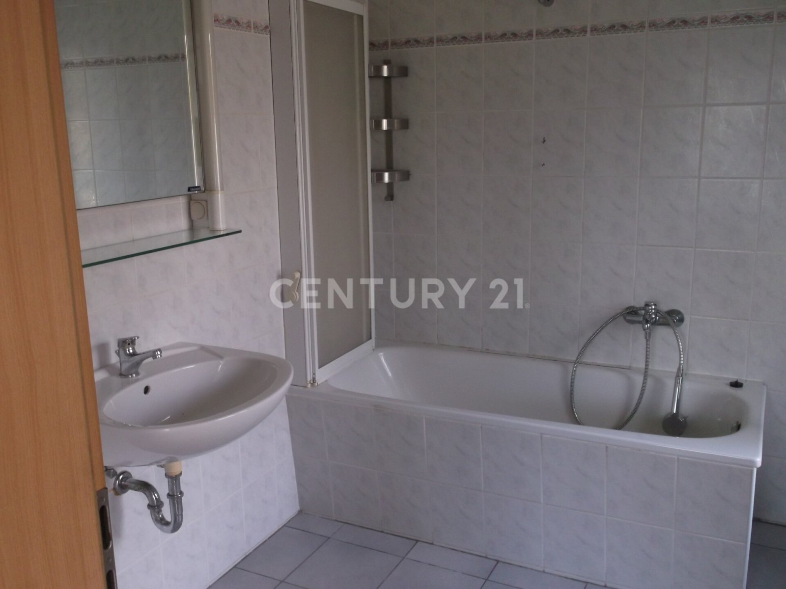 Vier Reihenhäuser stehen zum Verkauf