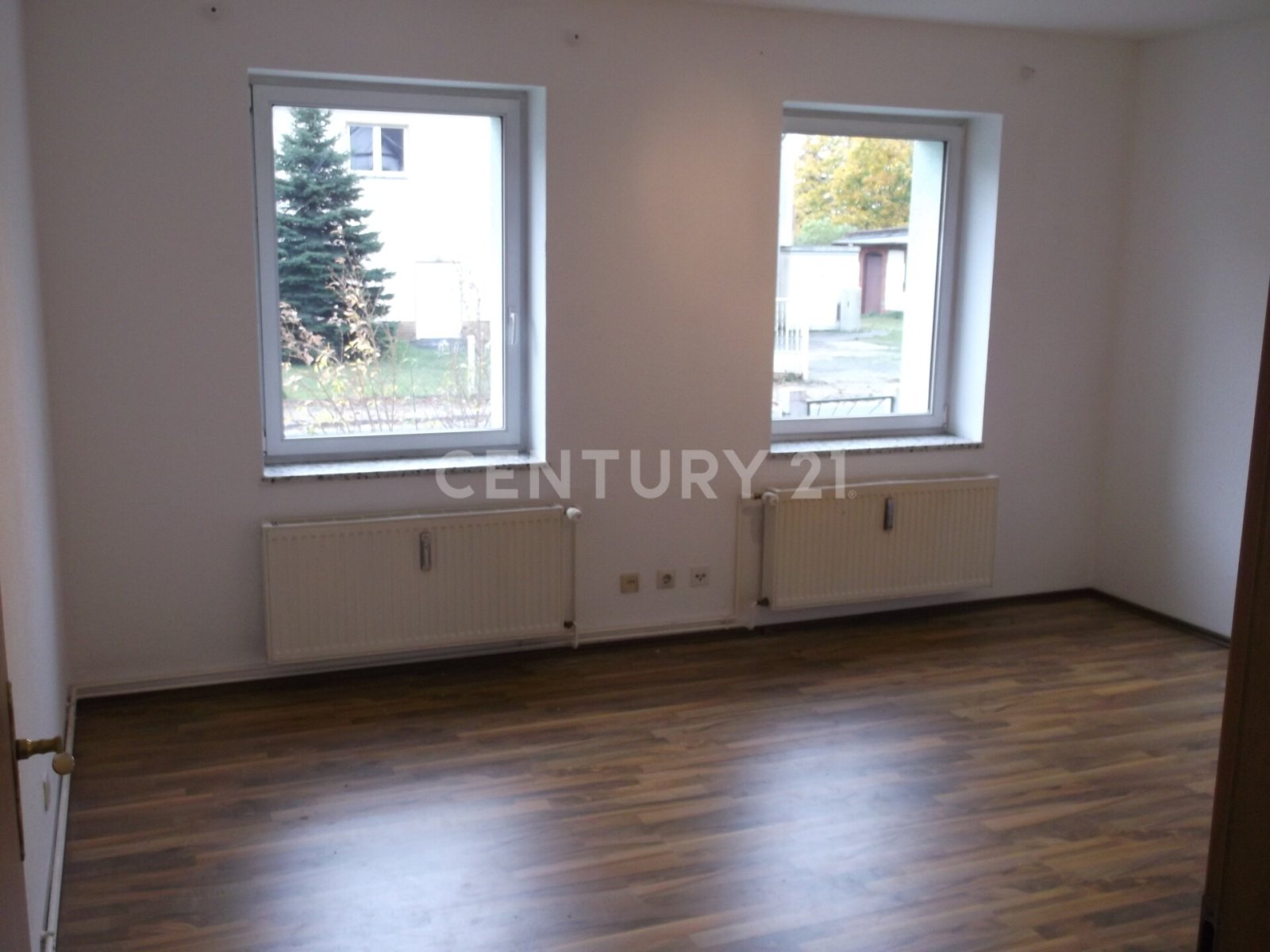 Vier Reihenhäuser stehen zum Verkauf