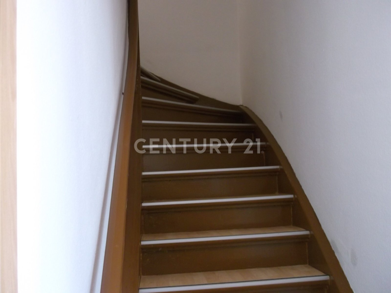 Vier Reihenhäuser stehen zum Verkauf