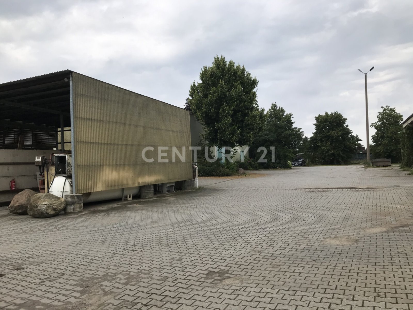 Hallen - Lager - Büro - Freifläche - Bauland - Werkstatt