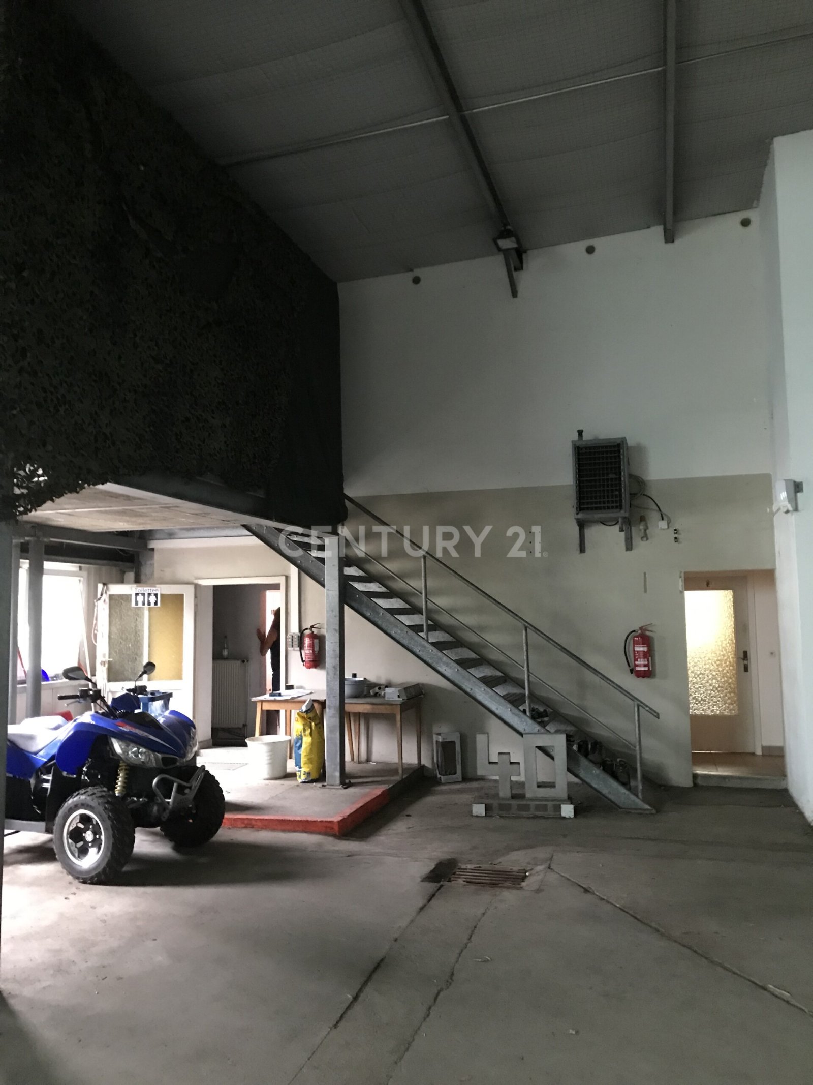 Hallen - Lager - Büro - Freifläche - Bauland - Werkstatt