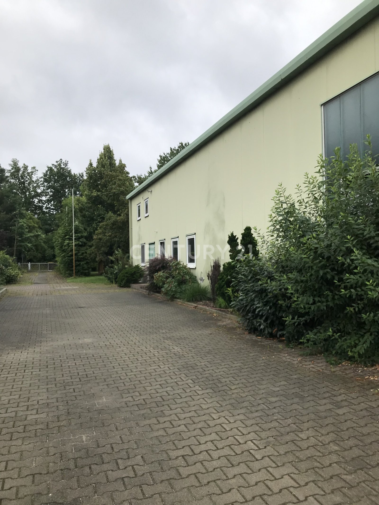 Hallen - Lager - Büro - Freifläche - Bauland - Werkstatt