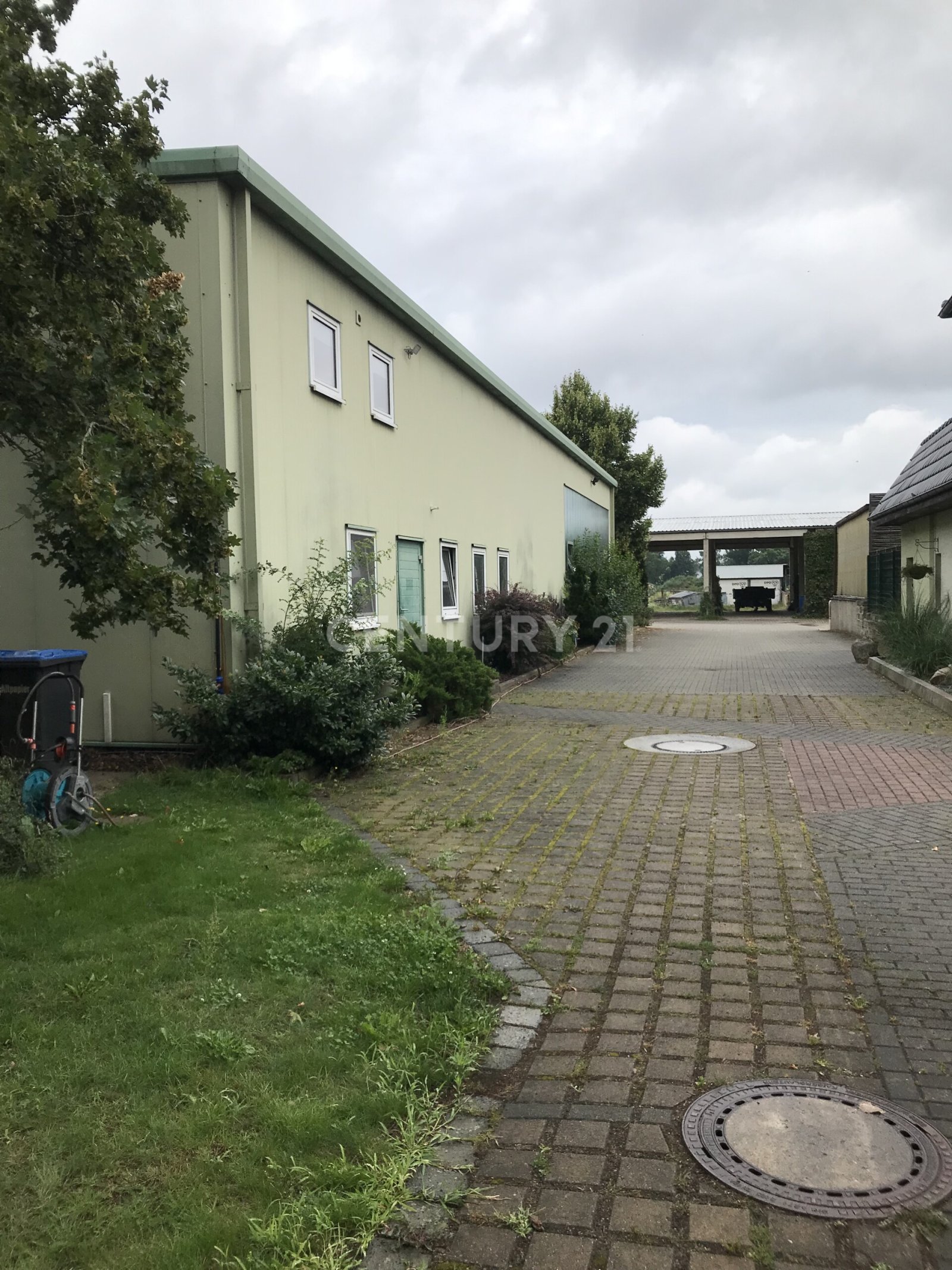 Hallen - Lager - Büro - Freifläche - Bauland - Werkstatt