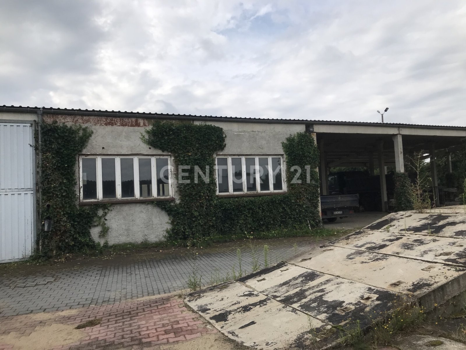 Hallen - Lager - Büro - Freifläche - Bauland - Werkstatt