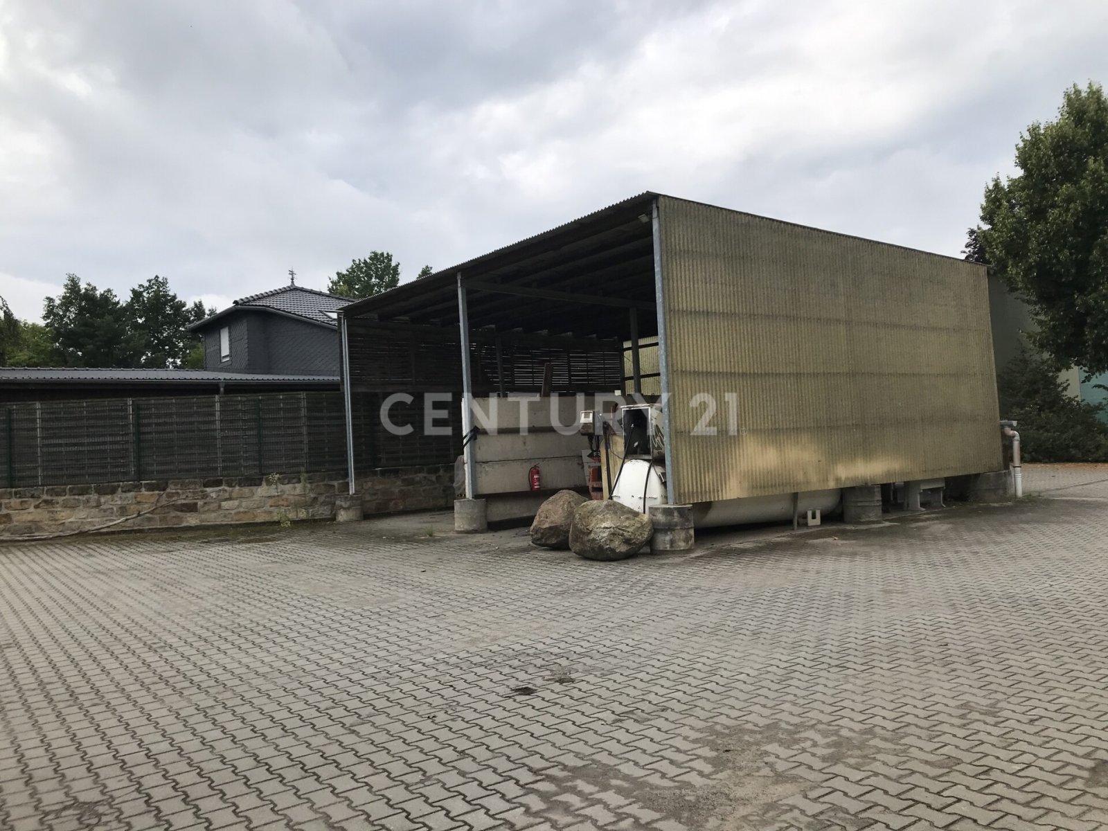 Hallen - Lager - Büro - Freifläche - Bauland - Werkstatt