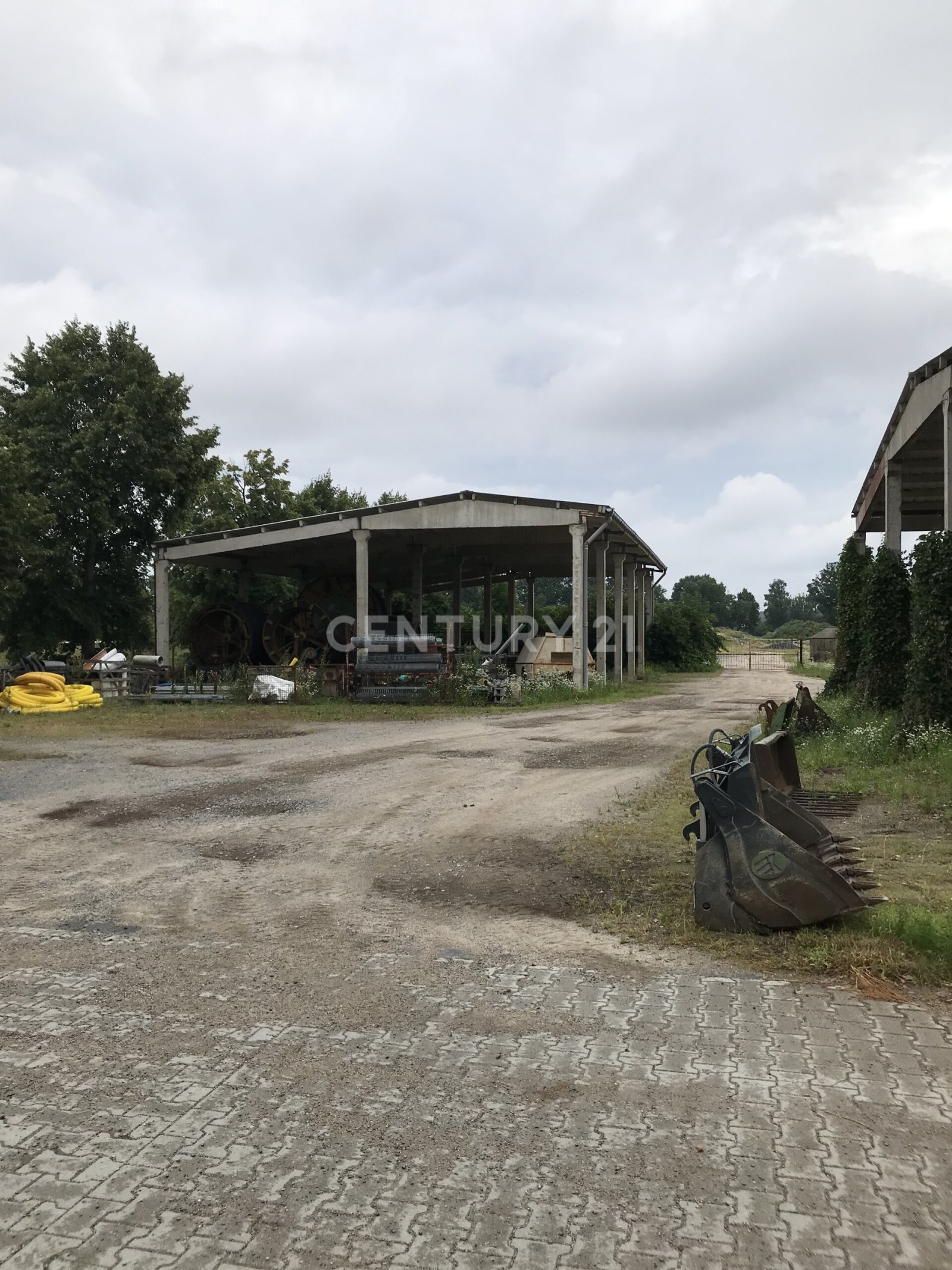 Hallen - Lager - Büro - Freifläche - Bauland - Werkstatt