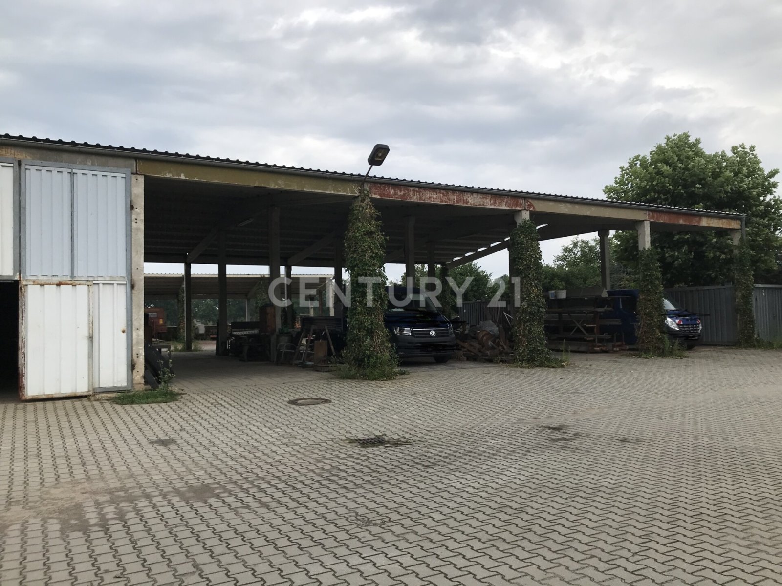 Hallen - Lager - Büro - Freifläche - Bauland - Werkstatt