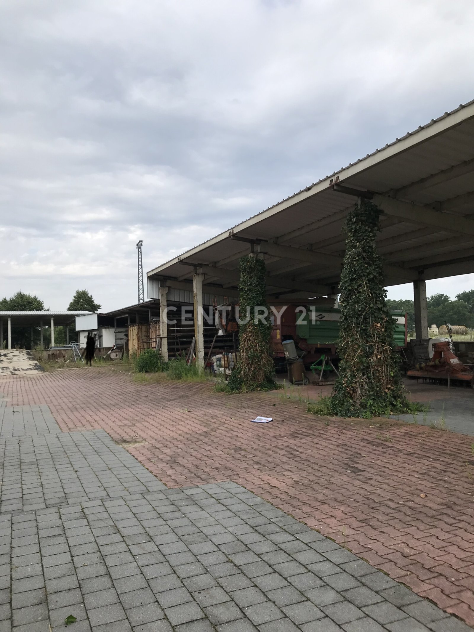 Hallen - Lager - Büro - Freifläche - Bauland - Werkstatt