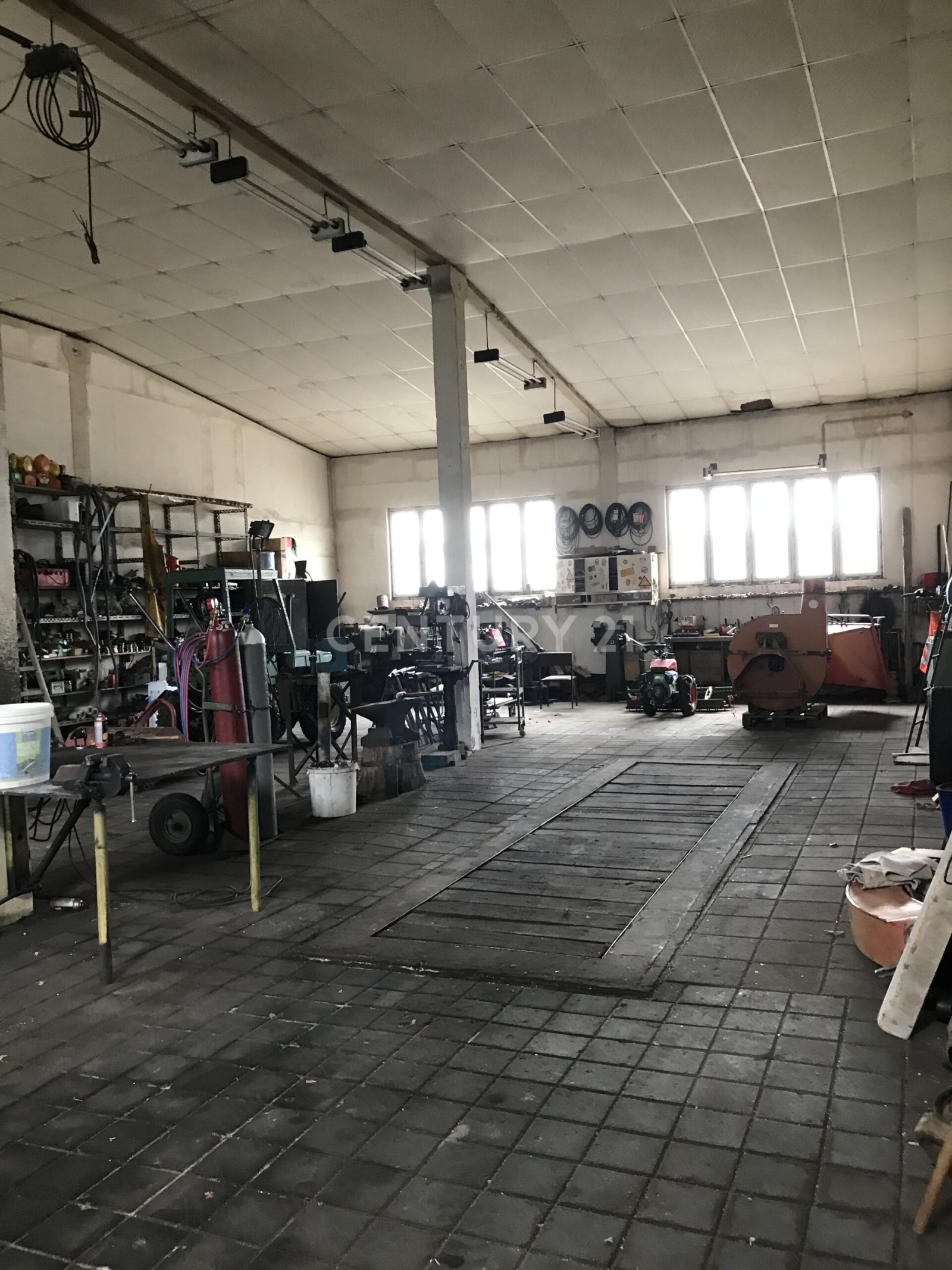 Hallen - Lager - Büro - Freifläche - Bauland - Werkstatt