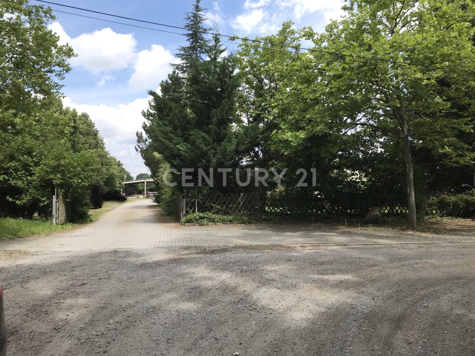 Hallen - Lager - Büro - Freifläche - Bauland - Werkstatt