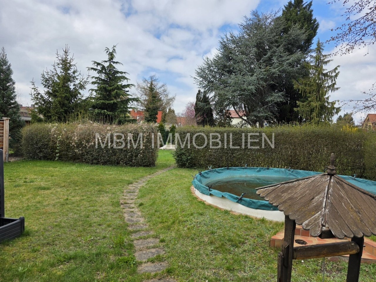 Grundstück mit Pool